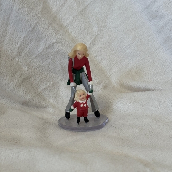 Vintage Hallmark Keepsake Ornament 2001 Barbie™ and Kelly™ on the Ice - Picture 2 of 9